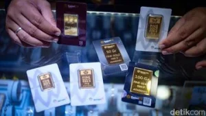 Harga Emas Antam Ambruk! Turun Rp 31.000/Gram, Peluang Beli atau Waspada?