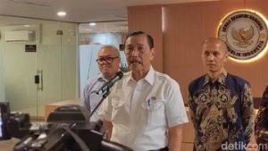 Digitalisasi Bansos: Luhut Janji Hemat Rp260 T Saat Diluncurkan Oktober